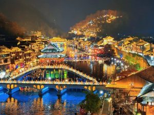Phượng Hoàng Cổ Trấn: Lầu Phong Thúy Hồng Kiều PHCT