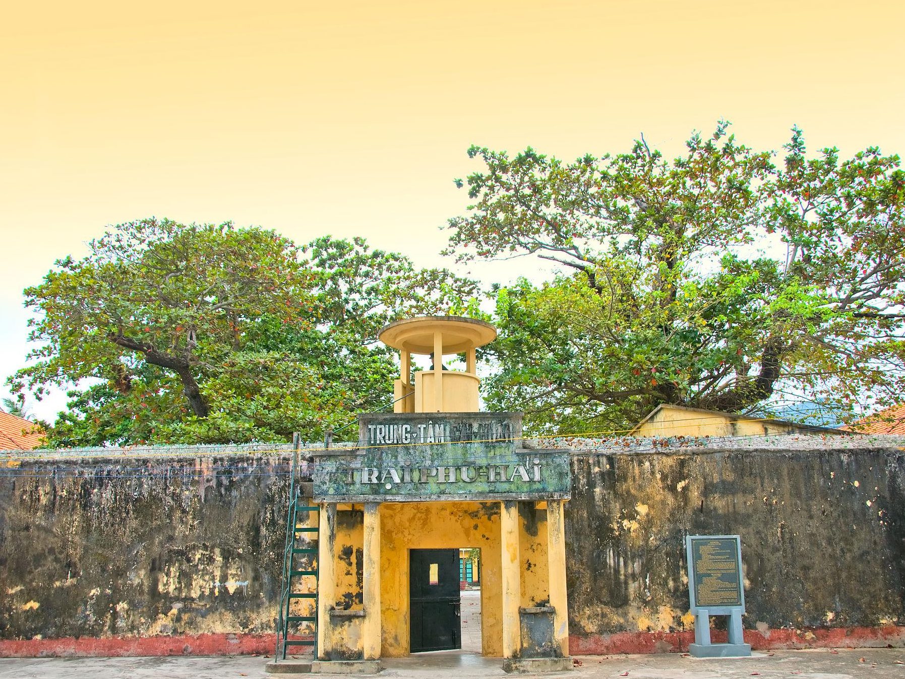 Nhà tù Côn Đảo 2 Tour Hà Nội - Côn Đảo - Vũng Tàu - TP. HCM: nhà tù Côn Đảo