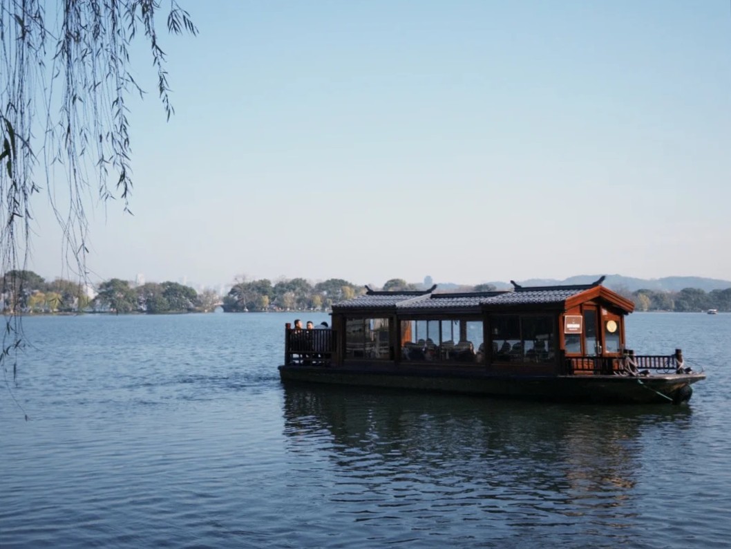 Du thuyền thưởng ngoạn cảnh đẹp Tây Hồ Du thuyền thưởng ngoạn cảnh đẹp Tây Hồ